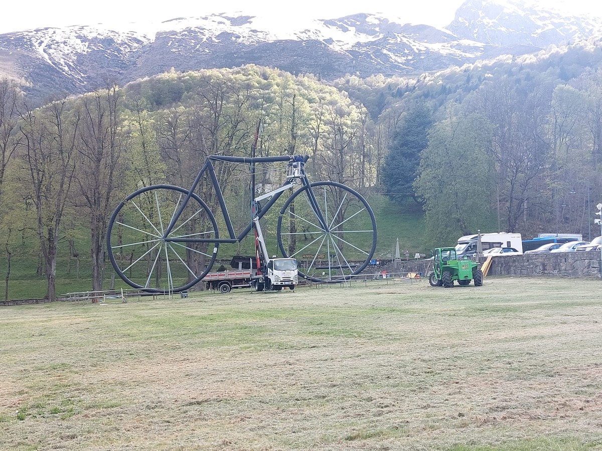 A Oropa Una Bicicletta Gigante Un Tributo Al Giro Ditalia Video