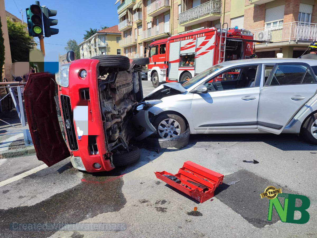 Biella Scontro All Incrocio Semaforico Di Via Piemonte Un Auto Si