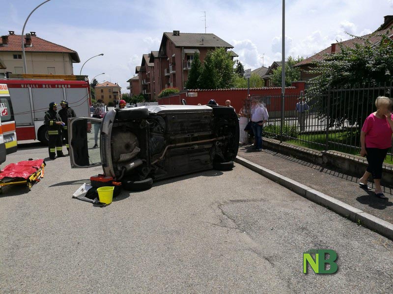 Crocemosso Nel Tardo Pomeriggio Frontale Tra Due Vetture Ci Sono