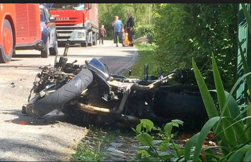 Si Schianta Contro Un Carroattrezzi Muore Un Motociclista Cronaca