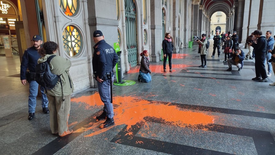 Torino Attivisti Di Ultima Generazione Bloccano Il Traffico Davanti A