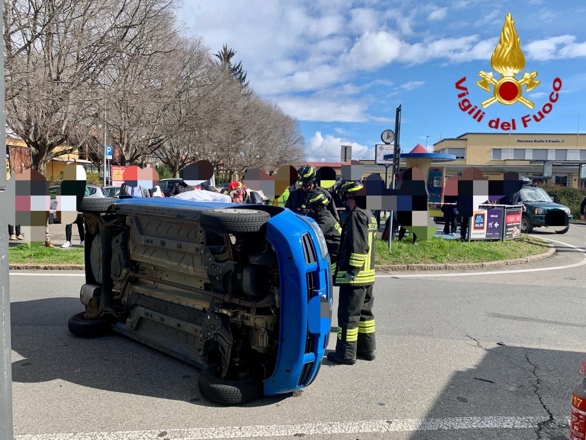 Biella Auto Si Ribalta In Piazza San Paolo Arrivano I Vigili Del