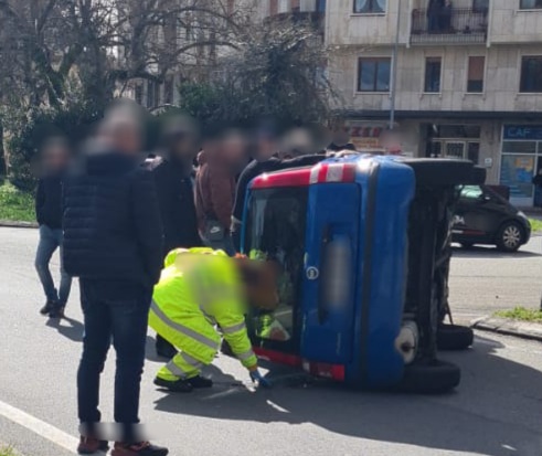 Biella Auto Si Ribalta In Piazza San Paolo Arrivano I Vigili Del