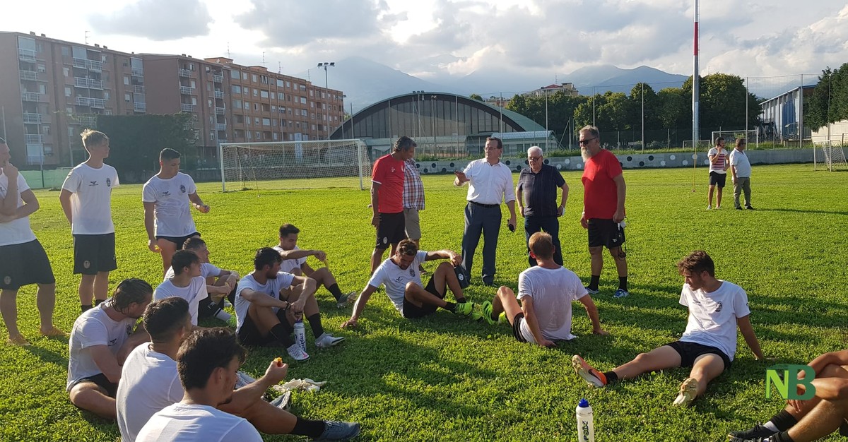 Calcio Primi Allenamenti Per La Biellese E Nuovo Stemma Societario Presente Anche Corradino