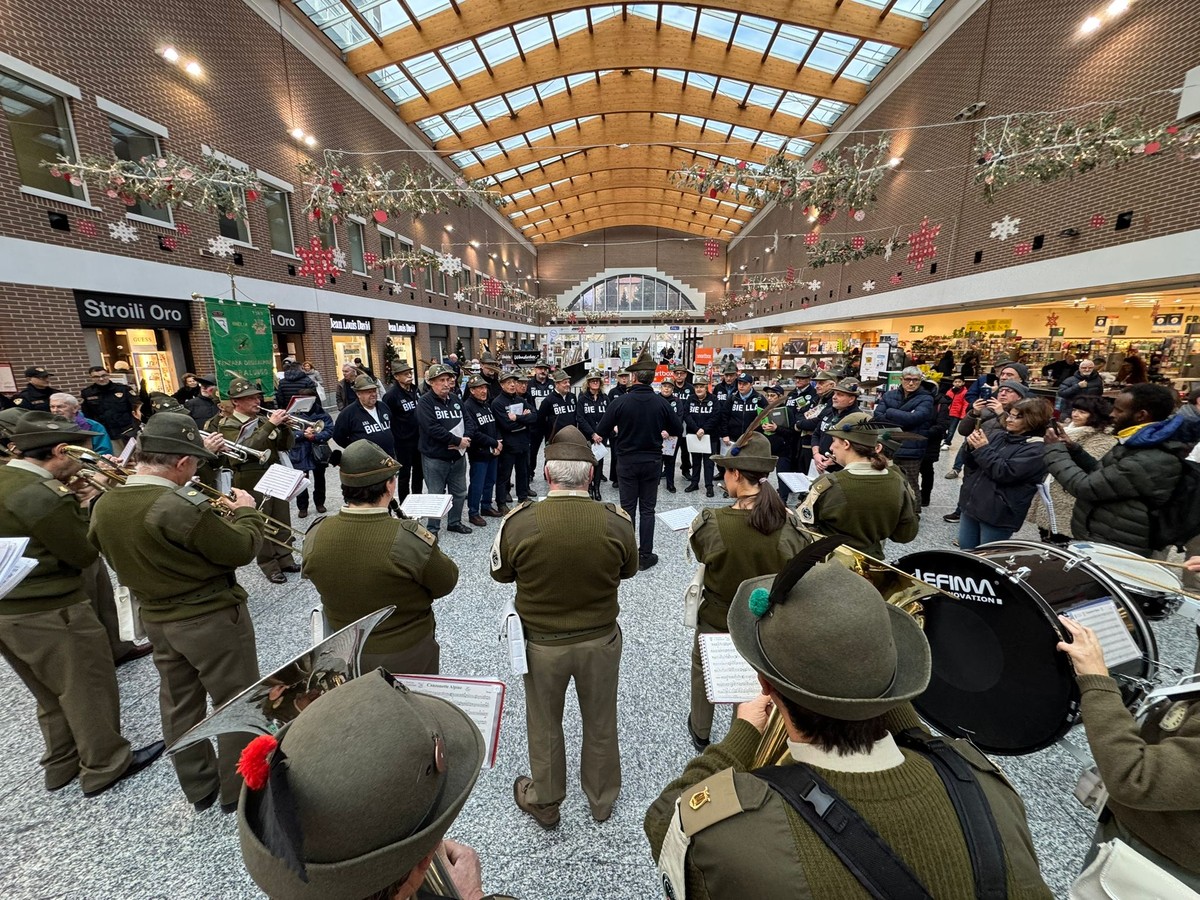 Alpini, grande partecipazione a Biella per il flash mob aspettando l