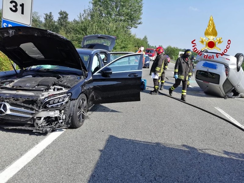 Dal Nord Ovest – Schianto Terribile Tra Due Auto, Una Si Ribalta ...