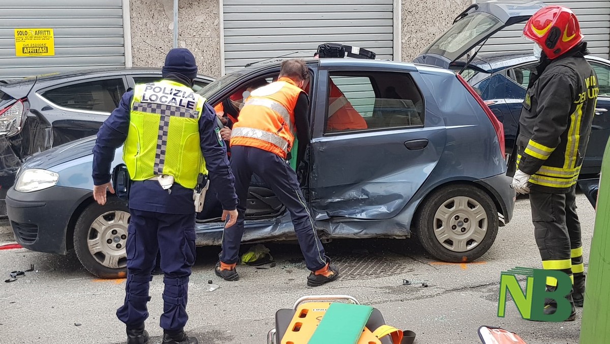 Biella Incidente Tra Due Auto Uno Dei Conducenti Bloccato All Interno Entrambi In Ospedale