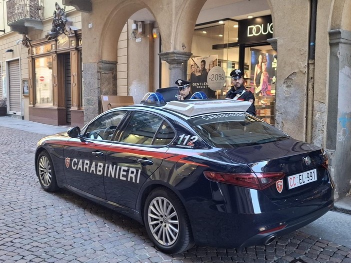 Biella, furto in profumeria: 45enne incastrato dalle telecamere