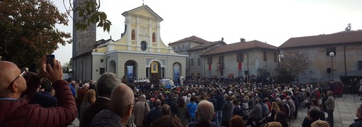 Vigliano saluta Monsignor Gianni Sacchi: Piazza della Chiesa gremita per l’ultima messa