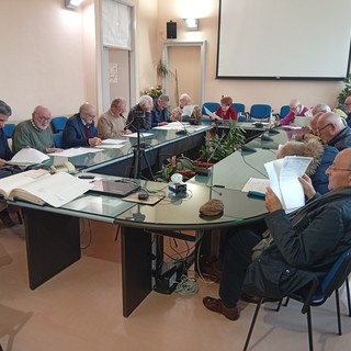 Biella, dopo sessant’anni tornano sui banchi di scuola: riunita all’Itis la 5a Chimici.