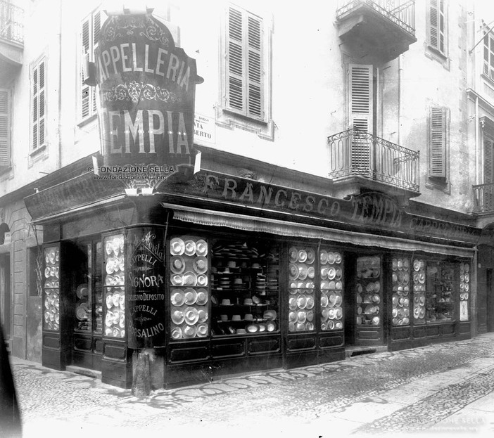 Biella, via Italia in pieno fermento: commercio fiorente nelle foto d’archivio - Copyright Fondazione Sella 2025.