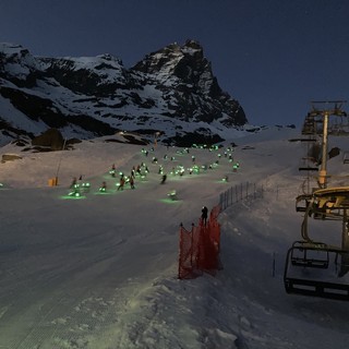 Ricerca sul cancro, in 450 alla fiaccolata di Cervinia