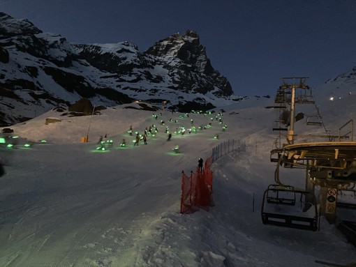 Ricerca sul cancro, in 450 alla fiaccolata di Cervinia