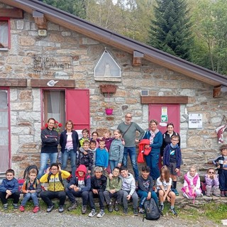 Giornata all’Alpe Pianetti: divertimento e socialità per i bambini della scuola di Strona.