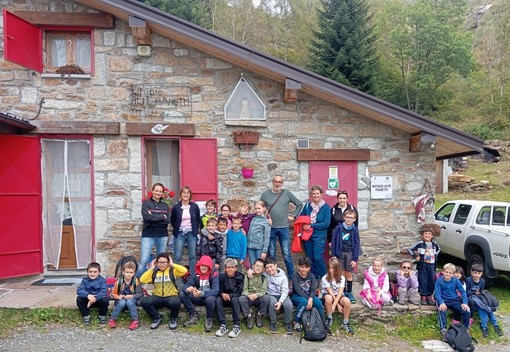 Giornata all’Alpe Pianetti: divertimento e socialità per i bambini della scuola di Strona.