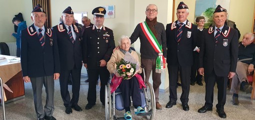 I Carabinieri di Biella festeggiano la socia più longeva: auguri alla centenaria Eugenia Boschetti.