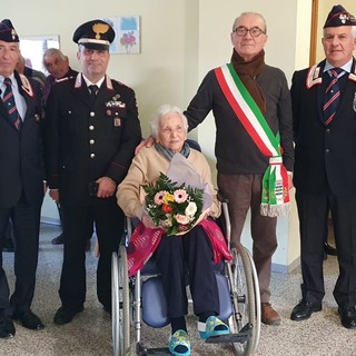 I Carabinieri di Biella festeggiano la socia più longeva: auguri alla centenaria Eugenia Boschetti.