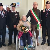 I Carabinieri di Biella festeggiano la socia più longeva: auguri alla centenaria Eugenia Boschetti.