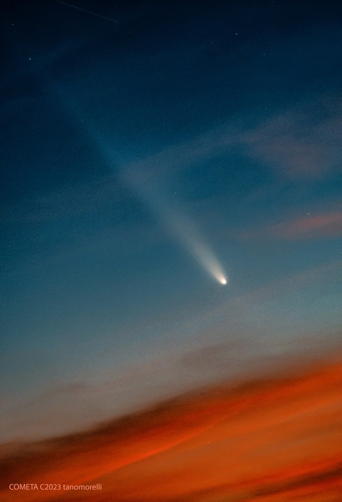 La cometa del secolo : eccola in tutto il suo splendore.