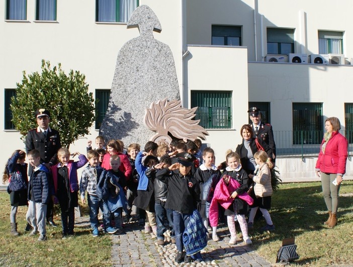 Studenti della primaria di Masserano in visita alla caserma dei Carabinieri