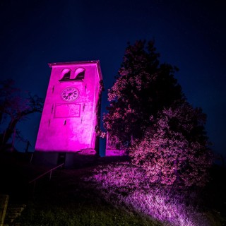 Ener.bit: sensibilizzazione ed energia sostenibile, il campanile di Sala Biellese si tinge di rosa.