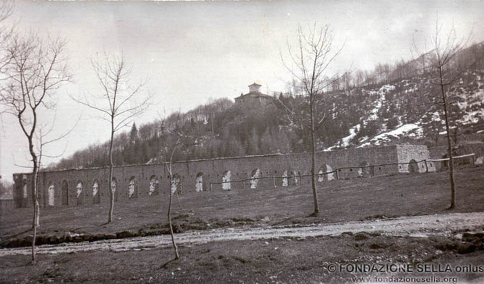 Foto d’archivio: Oropa nel 1900, la Chiesa Nuova in costruzione - Copyright Fondazione Sella 2024.