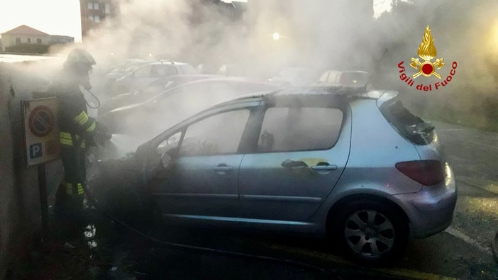 Auto in fiamme a Cossato, intervengono i Vigili del Fuoco.