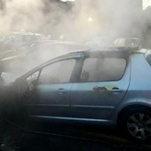 Auto in fiamme a Cossato, intervengono i Vigili del Fuoco.