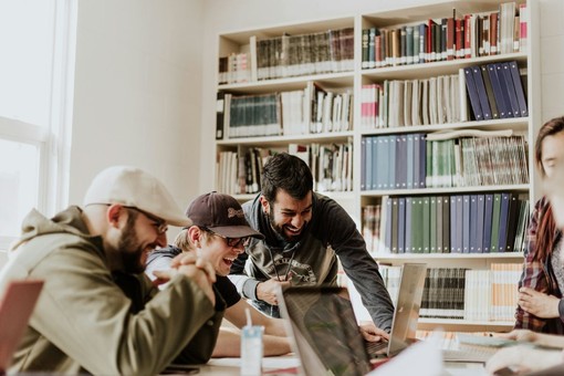 Studiare in Inghilterra: LAE, punto di riferimento per gli studi all'estero, racconta la vita degli studenti italiani oltremanica