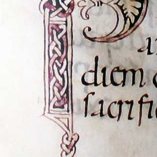 Pagina con incipit “P”, Sacramentarium Episcopi Warmundi (Sacramentario del Vescovo Warmondo di Ivrea): fine secolo X, Ivrea, Biblioteca Capitolare, Ms 31 LXXXVI). Priuli Verlucca,1990, copia posseduta a Biella dal Comm. Mario Coda.