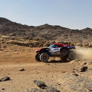 Rally Dakar 2025: sfrecciano i veicoli nel deserto saudita - Foto di Mario Trabucco.