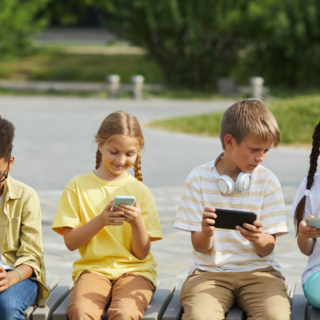 Incontro a Netro: smartphone e bambini, a che età?