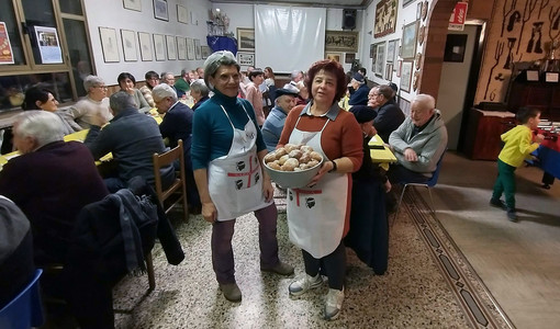 Antonietta e Maria Assunta e i “para frittus” offerti ai commensali.