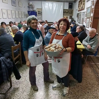 Antonietta e Maria Assunta e i “para frittus” offerti ai commensali.