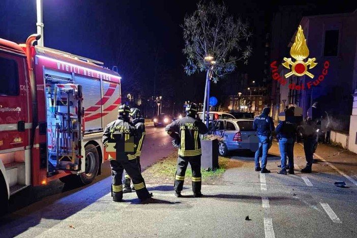 Incidente stradale in via De Gregori a Vercelli, 4 auto coinvolte