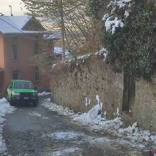 Volontari AIB liberano il passaggio per i mezzi spargisale in salita San Giuseppe