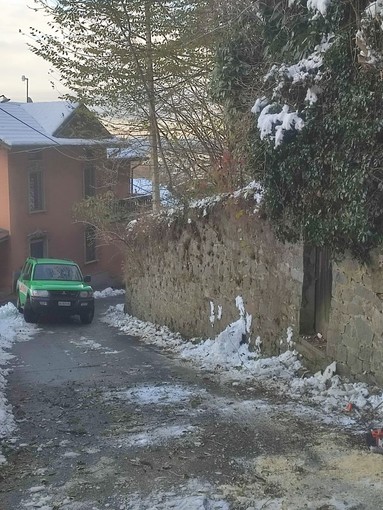 Volontari AIB liberano il passaggio per i mezzi spargisale in salita San Giuseppe