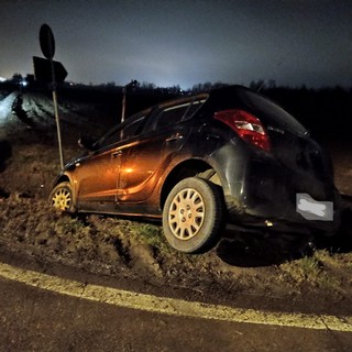 Sandigliano, perde il controllo dell'auto ed esce di strada