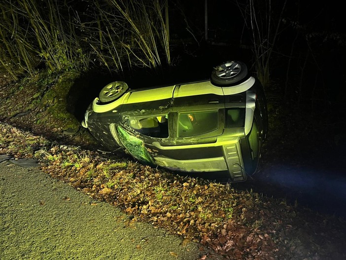 Salussola: auto si ribalta in curva, si cerca il conducente