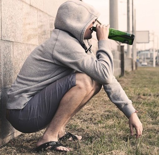 Vuole entrare al supermercato con una bottiglia di birra e colpisce l'addetto alla sicurezza. Lite al Penny di Chiavazza