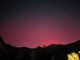 L'aurora boreale torna sui cieli del Piemonte: pennellate violacee in montagna.