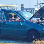 Gravemente danneggiata in attesa di rimozione: un'auto attira l'attenzione.