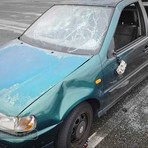 Auto abbandonata a Vigliano: ancora nel parcheggio e sempre più pericolosa FOTO e VIDEO Mauro Benedetti per newsbiella.it