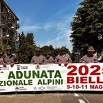 Biella celebra l'identità alpina: &quot;Di qui non si passa&quot; spiegato l'inno dell'Adunata.