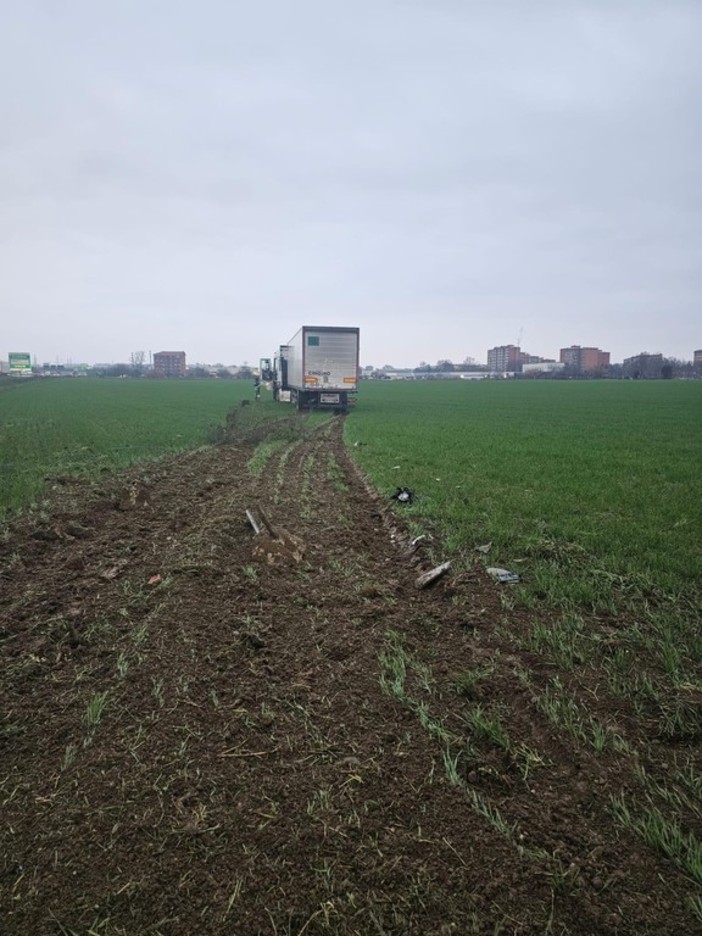 Ha un malore in autostrada, esce di strada con il Tir e finisce nei campi