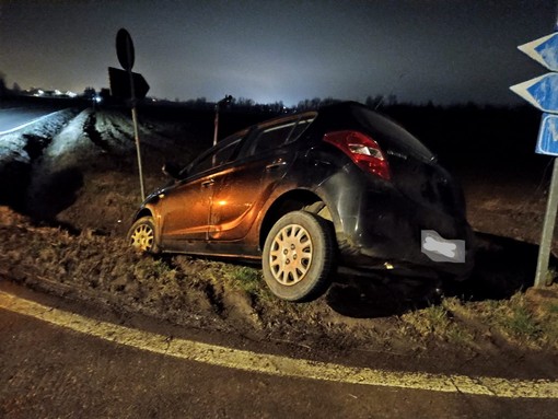 Sandigliano, perde il controllo dell'auto ed esce di strada