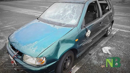 Auto abbandonata a Vigliano: ancora nel parcheggio e sempre più pericolosa FOTO e VIDEO Mauro Benedetti per newsbiella.it