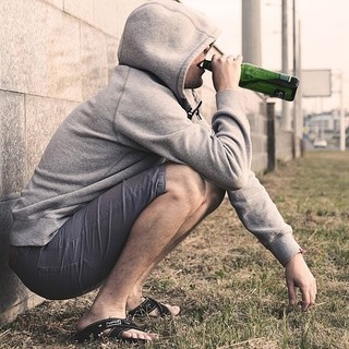 Vuole entrare al supermercato con una bottiglia di birra e colpisce l'addetto alla sicurezza. Lite al Penny di Chiavazza