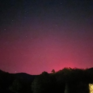 L'aurora boreale torna sui cieli del Piemonte: pennellate violacee in montagna.