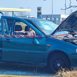 Gravemente danneggiata in attesa di rimozione: un'auto attira l'attenzione.